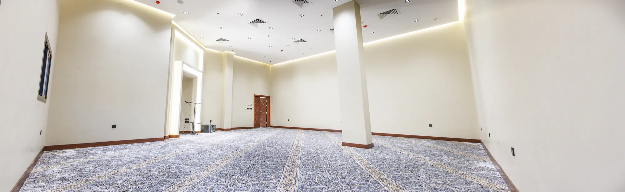 مكاتب إدارية للإيجار بإطلالة زجاجية في ساحة إيوان بحي العوالي
